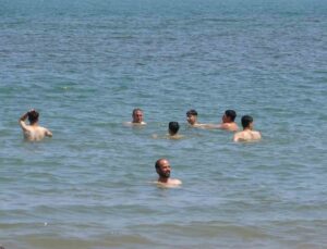 Mersin’de vatandaşlar serinlemek için deniz ve gölgelere akın ediyor