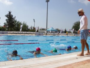 Mersin’de yüzme kursları sürüyor