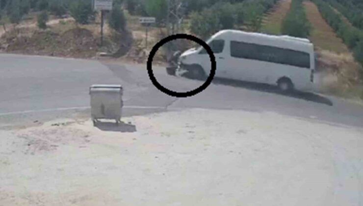 Minibüsle kafa kafaya çarpışan motosikletlinin metrelerce savrulduğu anlar kamerada