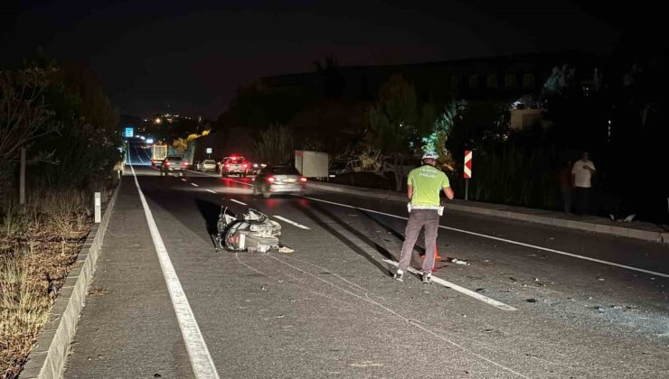 Motosikletle araca çarpıp yere düşen gence, yerde yatarken başka bir araç çarptı