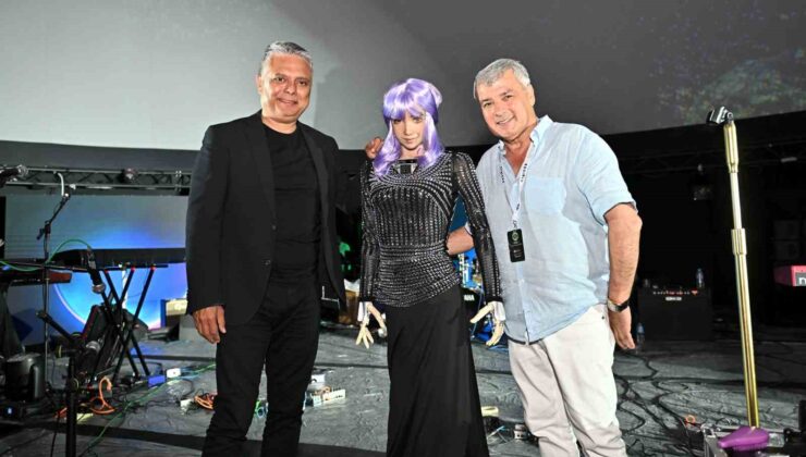 Muratpaşa Belediye Başkanı Ümit Uysal, insansı robot Desdemona’yla Antalya’nın geleceğini konuştu
