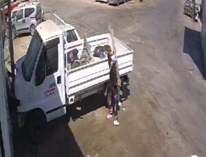Müşterisinin bıraktığı kamyonetin kasasında parçayı bulamayan tamirci, güvenlik kameralarını izleyince şoke oldu