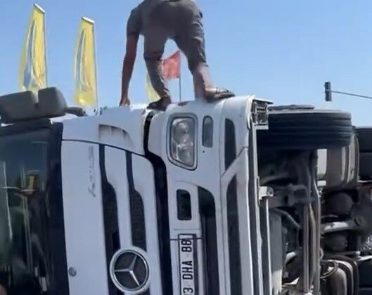 Muz yüklü tır devrildi