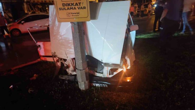 Önce park halindeki araçlara, ardından aydınlatma direğine çarparak durabildi: 1’i ağır 2 yaralı