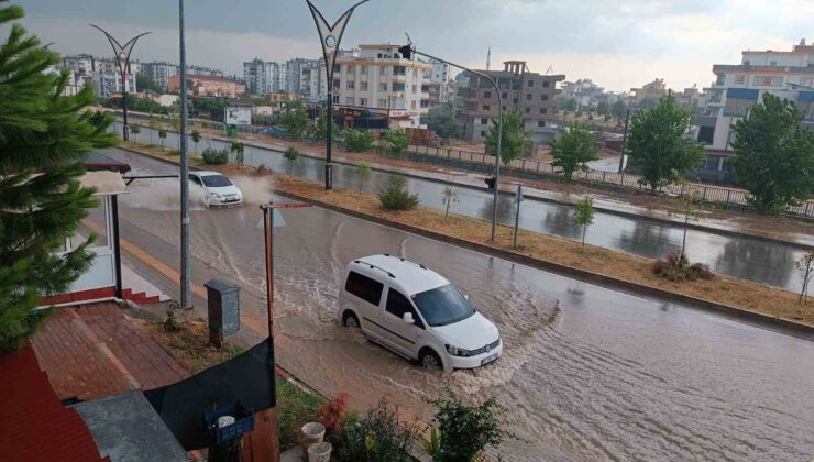 Osmaniye’de sağanak ve fırtınada sokaklar göle döndü