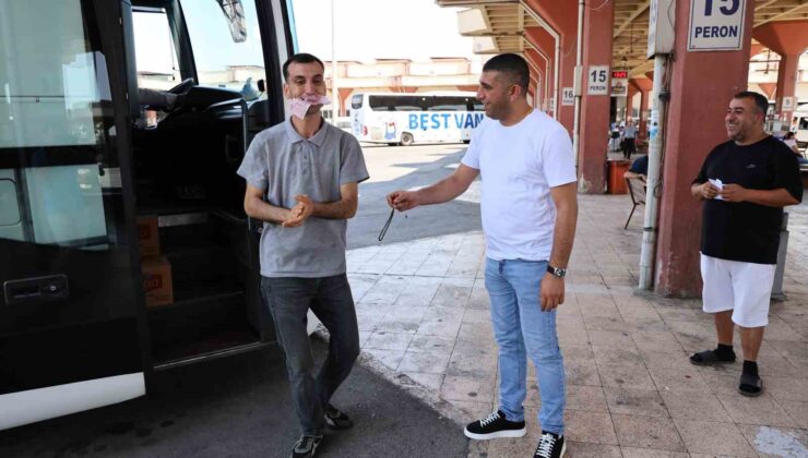’Oynak Ferit’ hem oynuyor hem oynatıyor