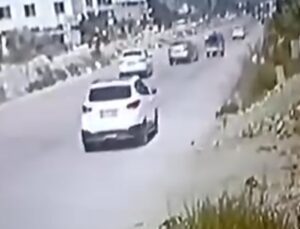 Patpat ile otomobilin çarpıştığı kazada 2 kişinin havaya uçtuğu anlar kamerada