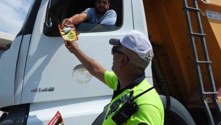 Polis ekipleri tır ve motosiklet sürücülerine bilgilendirici broşür dağıttı