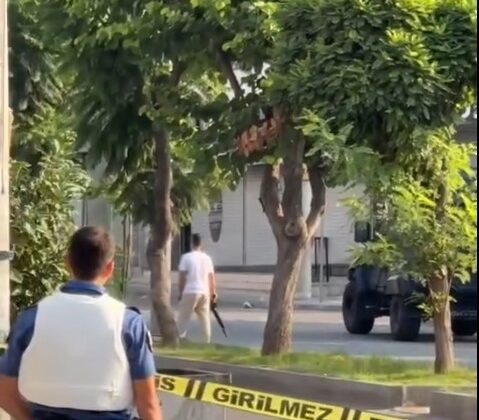 Polis merkezi önündeki pompalı şahsın vurulma anı kamerada