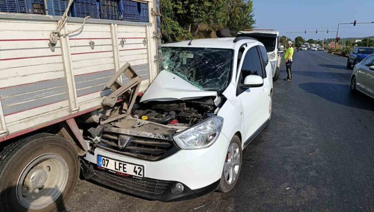 Portakal yüklü kamyona ‘ok’ gibi saplanan araç güçlükle bulunduğu yerden çıkarıldı