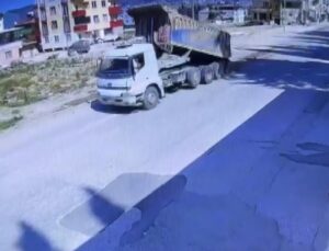 Seyir halinde damperini açan kamyon, 200 metre boyunca yola toprak döktü o anlar kamerada