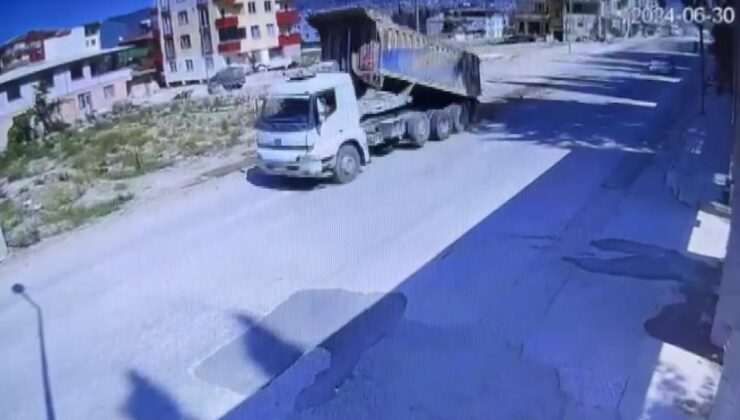 Seyir halinde damperini açan kamyon, 200 metre boyunca yola toprak döktü o anlar kamerada