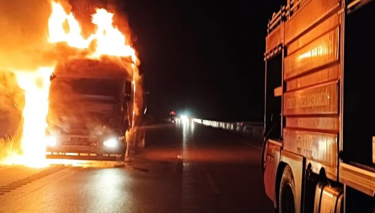 Seyir halindeki tır alevlere teslim oldu