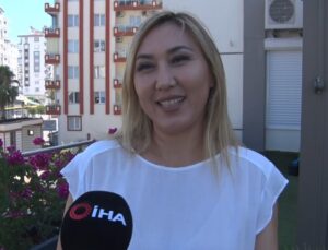 Sıcaktan bunalıp omzuna konan kargaya bardakla su ikramı