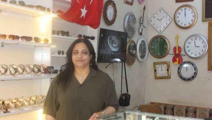 Şükran Usta, 15 yıldır saat tamirciliği yapıyor