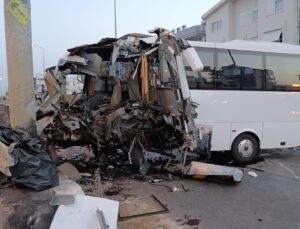 Turistleri taşıyan midibüs kaza yaptı, çok sayıda yaralı var