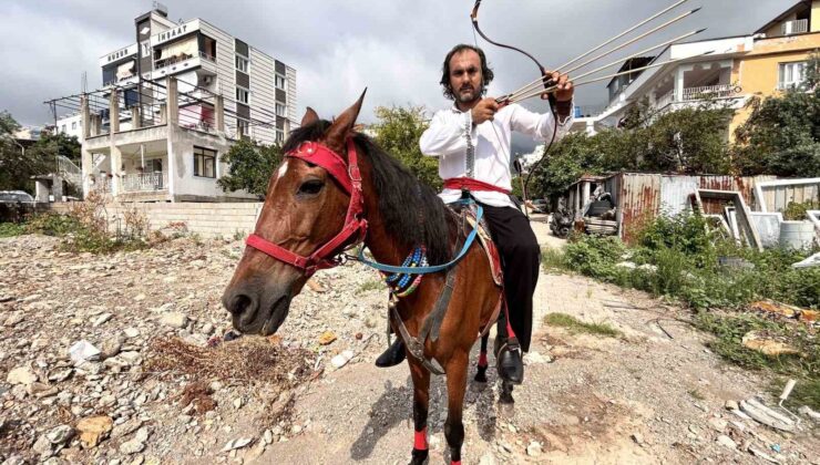 Türk filmlerinden çıkmışçasına sokaklarda atıyla gezen Hataylı Kara Murat, nostalji yaşatıyor