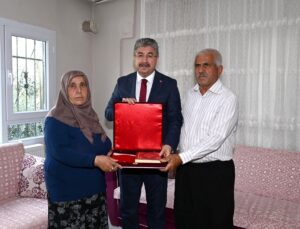 Vali Yılmaz, 15 Temmuz şehidi Mehmet Karacatilki’nin ailesini ziyaret etti