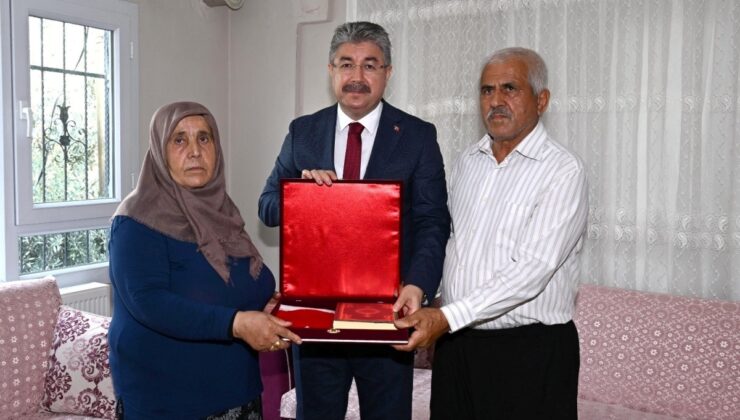 Vali Yılmaz, 15 Temmuz şehidi Mehmet Karacatilki’nin ailesini ziyaret etti