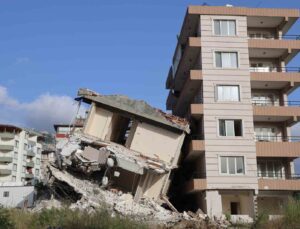 Yıkımı gerçekleştirilen 6 katlı bina yandaki az hasarlı binanın üzerine devrildi