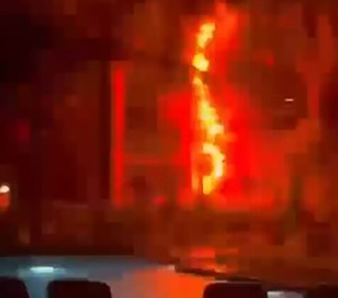 Yıldırımın düştüğü otel bahçesindeki ağaç alev alev yandı