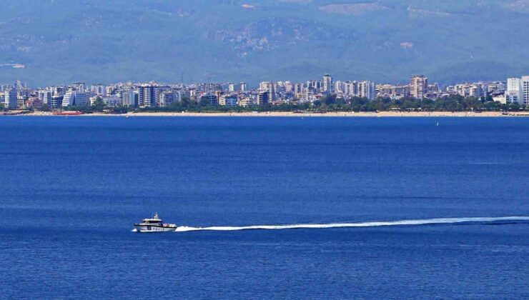 Yüzen 3 kişinin kıyıya dönemediği ihbarı deniz polisini alarma geçirdi
