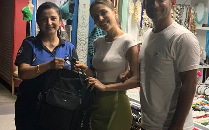 Zabıta ekipleri kaybolan çantayı sahibine teslim etti