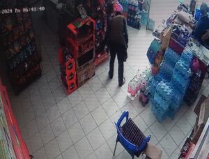 Zemin çamur olmasın diye terliğini çıkaran tarım işçisi takdir topladı
