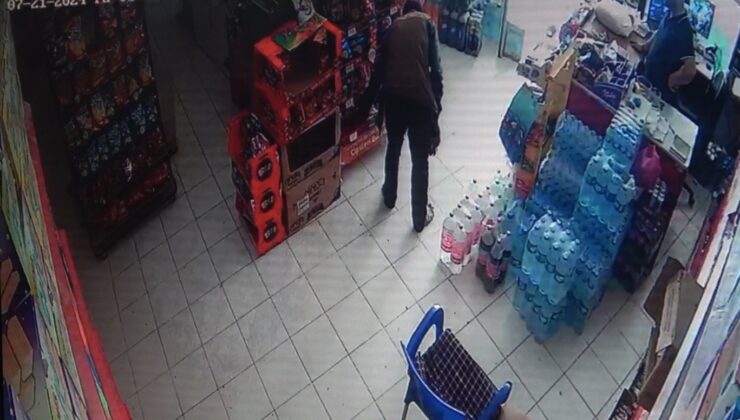 Zemin çamur olmasın diye terliğini çıkaran tarım işçisi takdir topladı