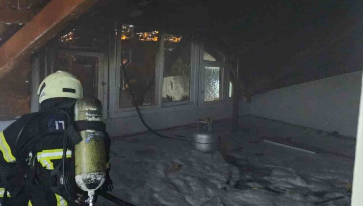 5 katlı apartmanın çatısı alevlere teslim oldu