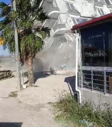 5 katlı bina iş makinesinin darbesiyle yerle bir oldu