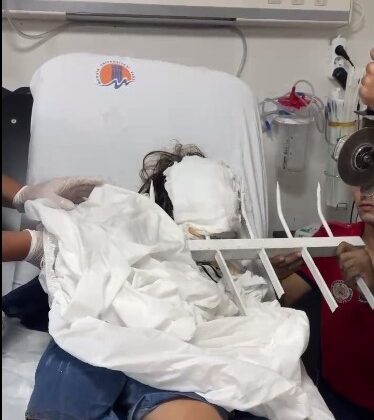 7 yaşındaki çocuğun çenesine korkuluk demiri saplandı