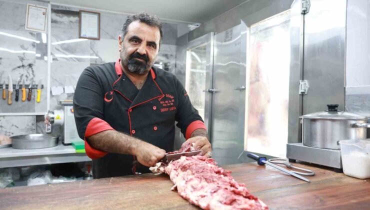 8 yaşındayken elini kıyma makinesine kaptıran kasabın, 5 parmağında 10 marifet