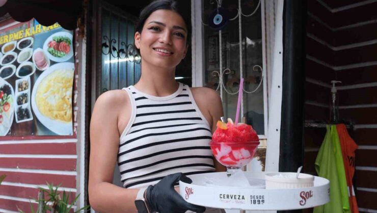 Adana sıcağında vatandaşlar ’bici bici’ yiyerek serinliyor