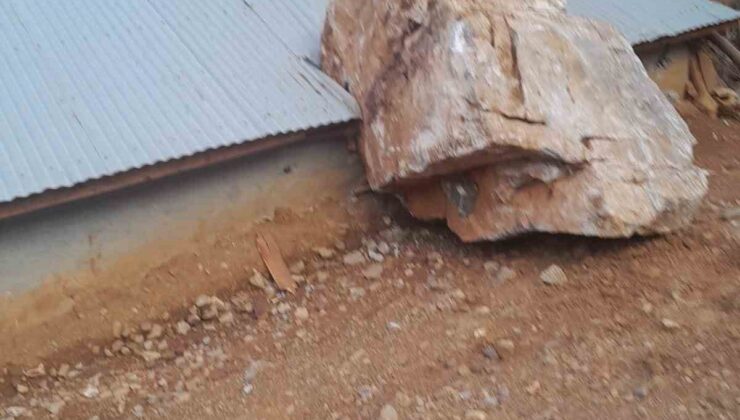 Adana’da evin üzerine kaya düştü