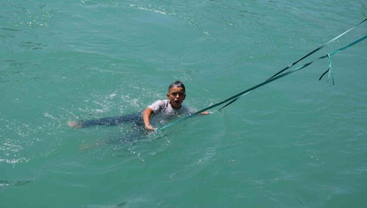 Adana’da gençler kanal kenarlarına bağladıkları iple hayata tutunuyorlar