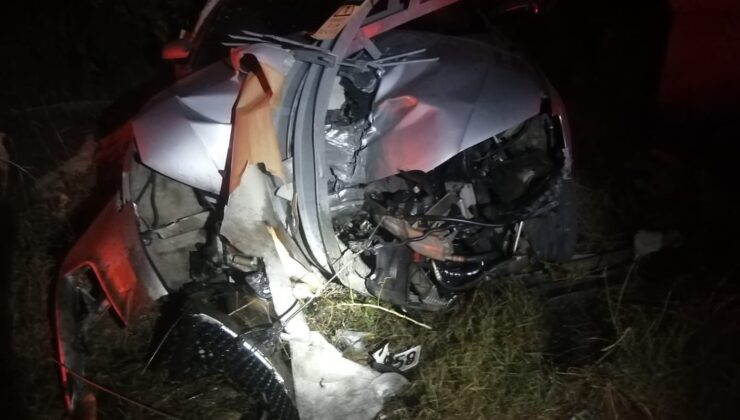 Adana’da yüksek gerilim hattı direğine çarpan sürücü ve iki arkadaşı kaçtı