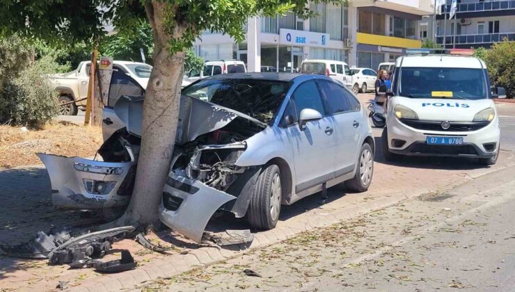 Ağaca çarpan otomobil hurdaya döndü, sürücü kazayı yaralanmadan atlattı