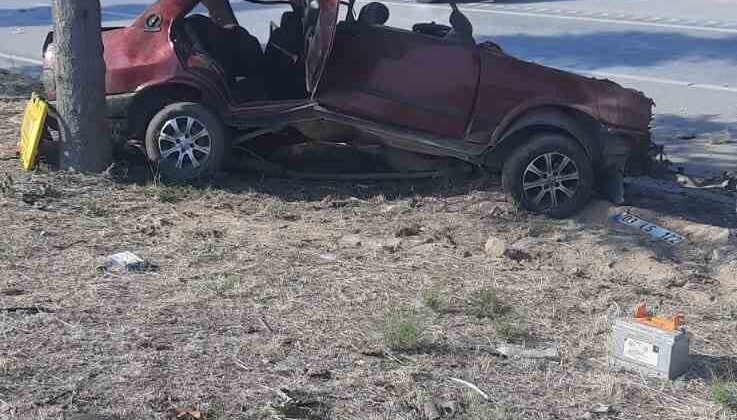 Ağaca çarpıp hurdaya dönen TOFAŞ’tan sağ çıkamadı
