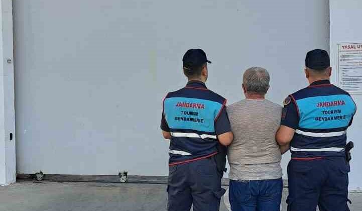 Alanya’da 12 farklı suçtan 5 yıl kesinleşmiş hapis cezasıyla aranan şahıs yakalandı