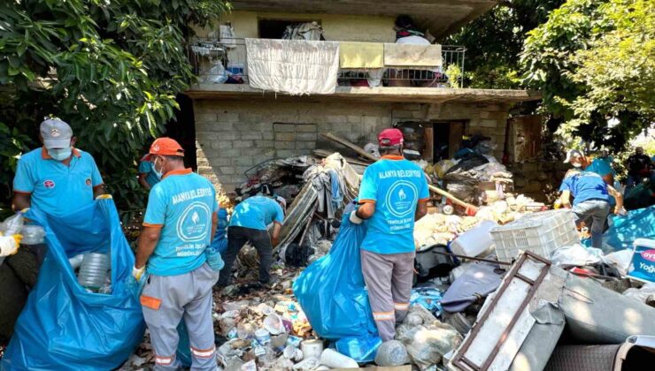 Alanya’da evden 4 kamyon dolusu çöp çıktı