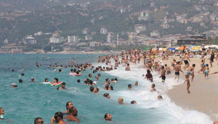 Alanya’da plajlar tıklım tıklım