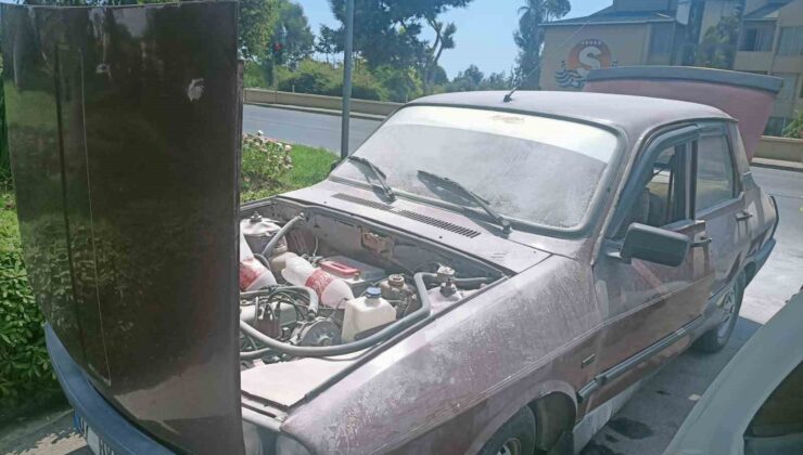 Alanya’da seyir halindeki otomobilde yangın paniği
