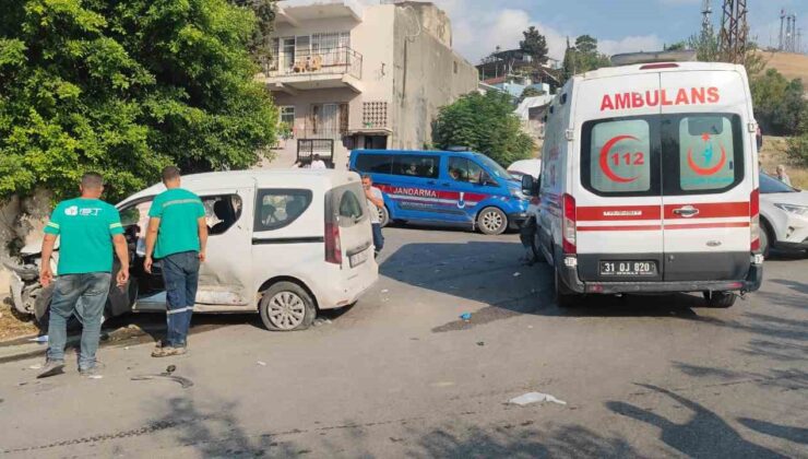 Ambulans ile hafif ticari araç çarpıştı: 9 kişi yaralandı