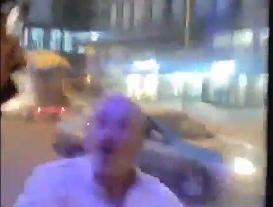 Ambulansın önünü kesip camı yumrukladı