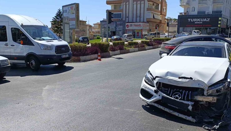 Antalya’da 3 araçlı zincirleme kaza: 2 yaralı