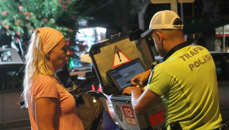 Antalya’da kasksız motosiklet sürücülerine yakın takip