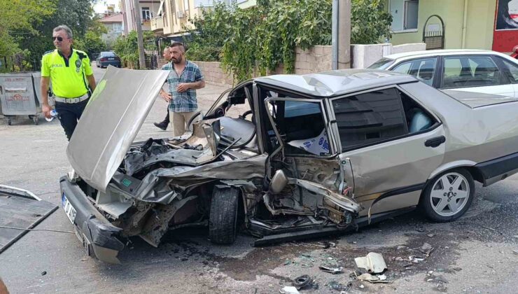 Antalya’da kazada 3 kişi yaralanırken, Tofaş Şahin hurdaya döndü