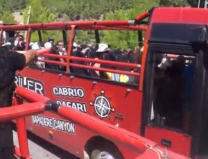 Antalya’da kovayla turistlerin su savaşına katılma hevesi başına büyük iş açtı