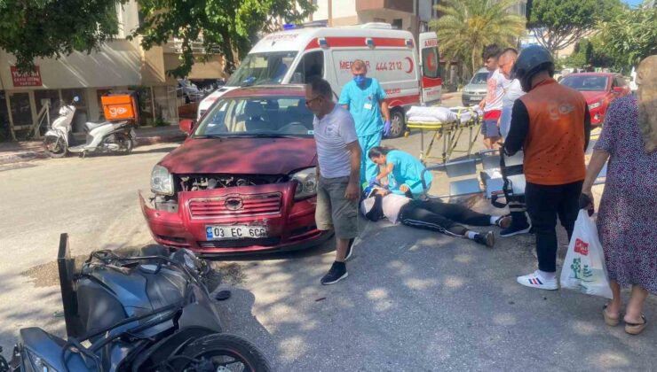 Antalya’da kurye motosikletten fırlayarak yaralandı: O anlar kamerada